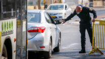 שוטר במחסום בכניסה לשטח מוגבל באשדוד. 2 ביולי (צילום: פלאש90)