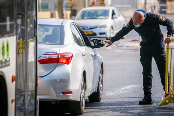 שוטר במחסום בכניסה לשטח מוגבל באשדוד. 2 ביולי (צילום: פלאש90)