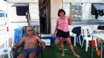 חדווה ובני חסון. "במקום להירקב בבית ולהיות תלויים בקופת חולים, אנחנו מטיילים" (צילום: רז רותם)