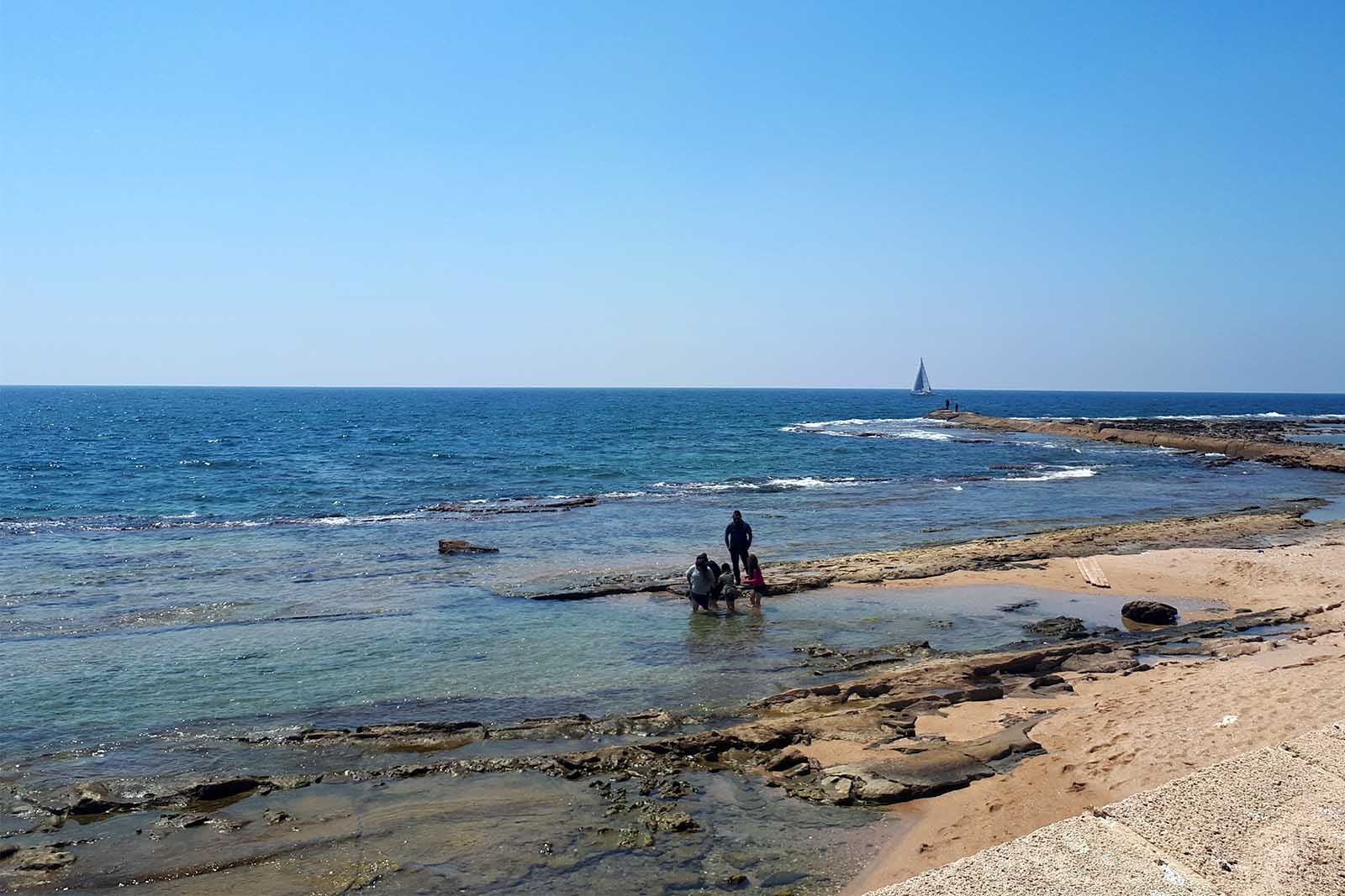 חוף הים הצפוני בעכו. הנוף אליו צופה הקרוואן של הזוג חסון (צילום: רז רותם) חוף הים הצפוני בעכו. הנוף אליו צופה הקרוואן של הזוג חסון (צילום: רז רותם)