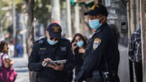 שוטרים אוכפים תקנות קורונה ברחוב יפו, ירושלים. 25 ביוני. (צילום: יונתן זינדל/פלאש90)