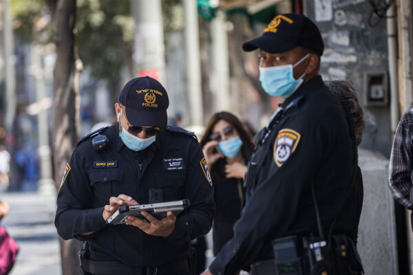 שוטרים אוכפים תקנות קורונה ברחוב יפו, ירושלים. 25 ביוני. (צילום: יונתן זינדל/פלאש90)