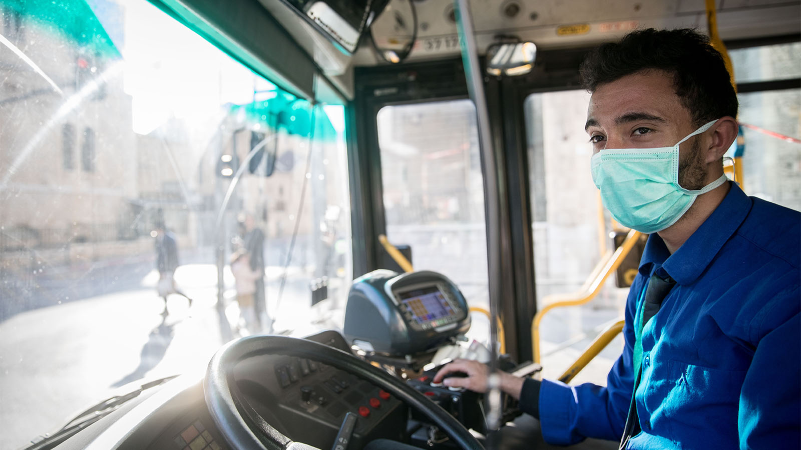 سائق حافلة يرتدي كمامة للوقاية من فيروس الكورونا (تصوير: يونتان زيندل / فلاش 90)