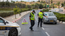 מחסום משטרתי בכניסה ליישוב בית"ר עילית (צילום: נתי שוחט/פלאש90)