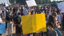 הפגנת עובדות סוציאליות בכניסה לכפר אחים מול ביתו של שר האוצר ישראל כ״ץ (קרדיט: איגוד העובדות הסוציאליות)