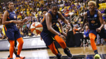 שחקניות קונטיקט סאן בחצי גמר פלייאוף ה-WNBA. ספטמבר 2019 (AP Photo/Ringo H.W. Chiu)