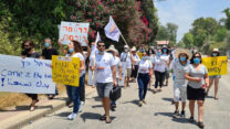 עובדות סוציאליות בקבלת שבת מול ביתו של שר האוצר: "ישראל, אנחנו צריכות יותר מחיבוקים, אנחנו זקוקות למעשים" (צילום: איגוד העובדים הסוציאליים)