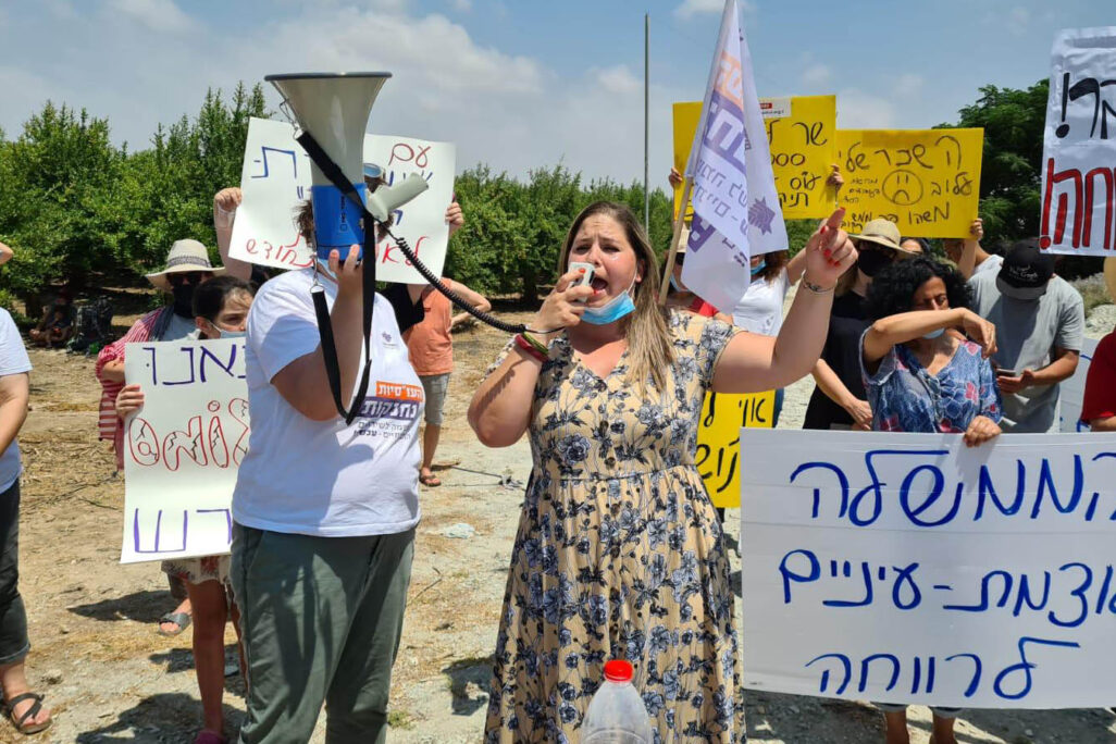 עובדות סוציאליות בקבלת שבת מול ביתו של שר האוצר: "ישראל, אנחנו צריכות יותר מחיבוקים, אנחנו זקוקות למעשים" (צילום: איגוד העובדים הסוציאליים)