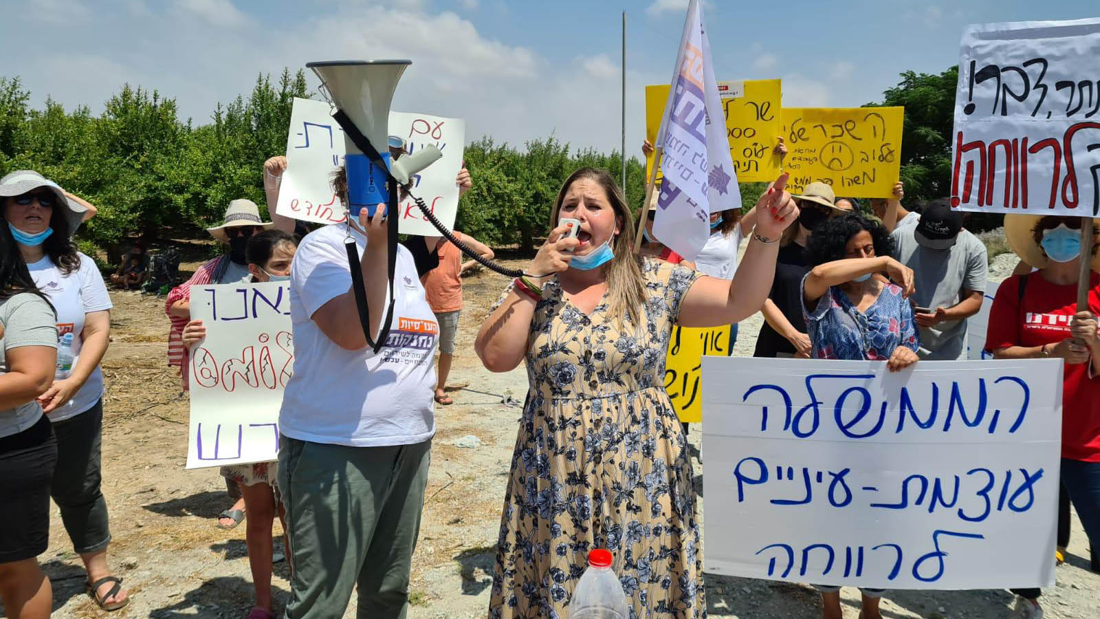 عاملات اجتماعيات يتظاهرن في استقبال السبت أمام بيت وزير المالية يسرائيل كاتس (تصوير: نقابة العاملين الاجتماعيين)