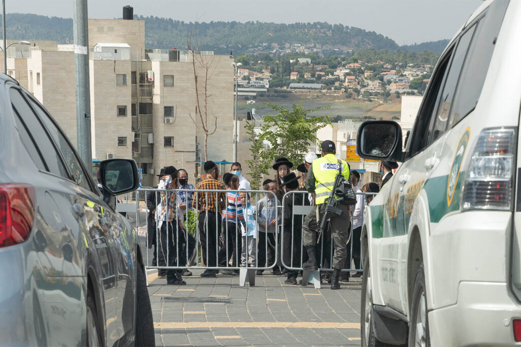 ילדים מתגודדים סביב הגדרות שהציבה המשטרה לאכיפת הסגר בבית שמש (צילום: גילעד שרים) ילדים מתגודדים סביב הגדרות שהציבה המשטרה לאכיפת הסגר בבית שמש (צילום: גילעד שרים)