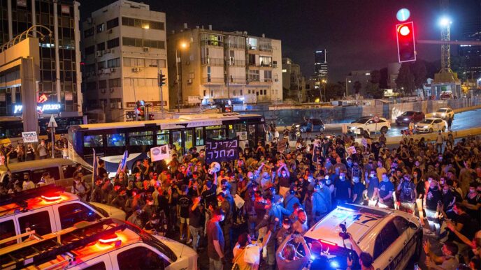עימותים עם המשטרה אחרי הפגנת העצמאים בכיכר רבין. (צילום: מרים אלסטר/פלאש90)