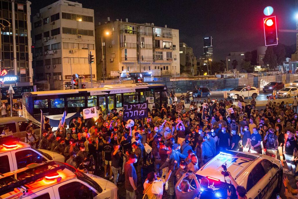 اشتباكات مع الشرطة بعد مظاهرة لالعمال المستقلين في ميدان رابين. (الصورة: ميريام إلستر / فلاش 90)