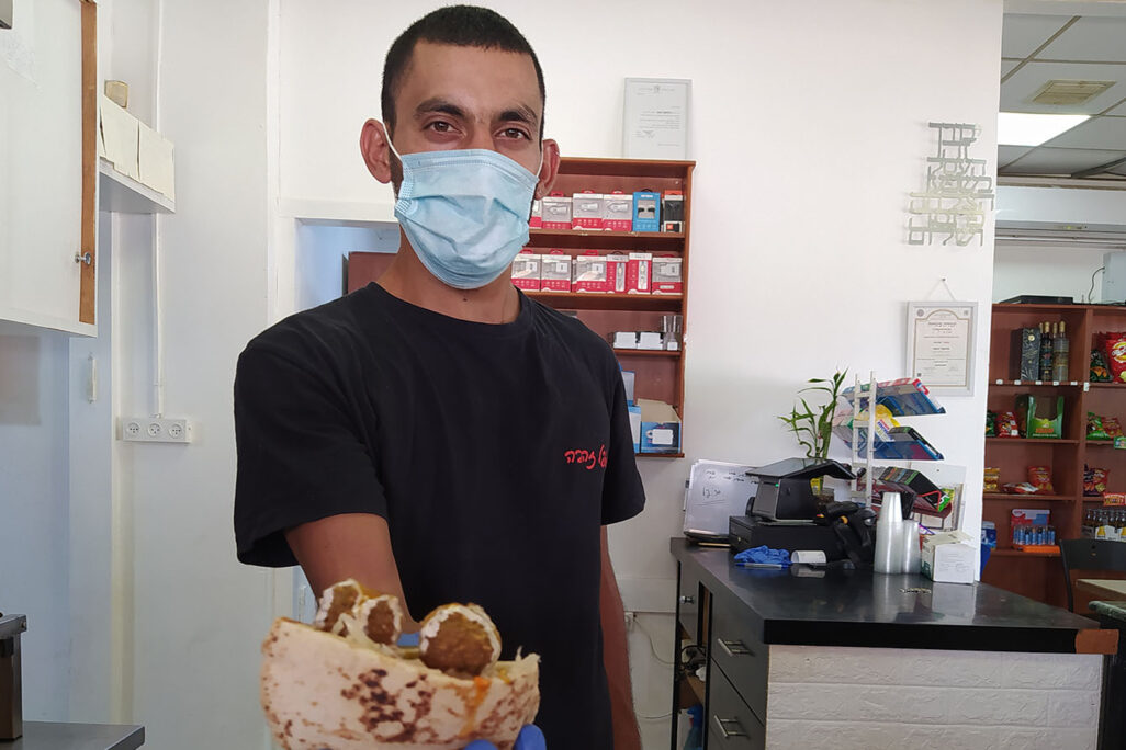 Niv Or, one of the owners of “Falafel Zehava” in Beit Shean - the juiciest balls along Israel's longest border. (Photograph: Yahel Faraj)