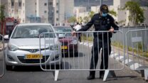 שוטר בבית שמש. למצולם אין קשר לכתבה (צילום:יונתן זינדל/פלאש90)