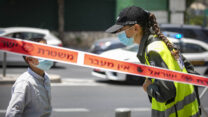 שוטרת אוכפת סגר בבית שמש. 10 ביולי (צילום: אוליביה פיטוסי/פלאש90)