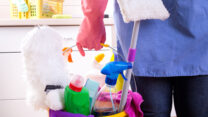 עובדת משק בית. אילוסטרציה. (shutterstock)