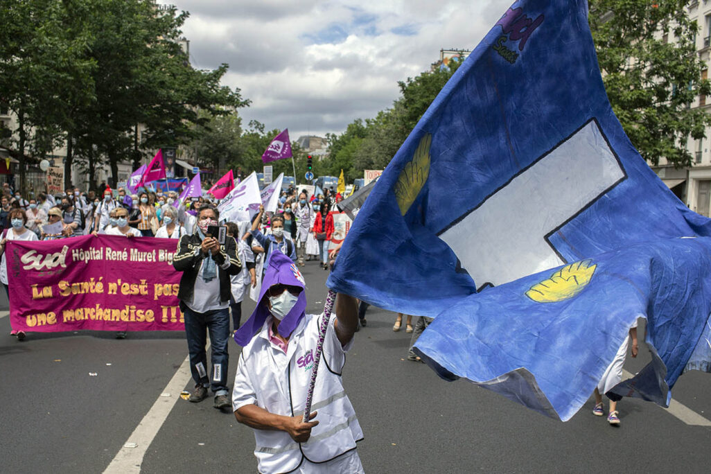 עובדי מערכת הבריאות בצרפת מפגינים ביום הבסטיליה בדרישה לשיפור תנאי עבדותן. 14 ביולי (AP Photo/Rafael Yaghobzadeh)