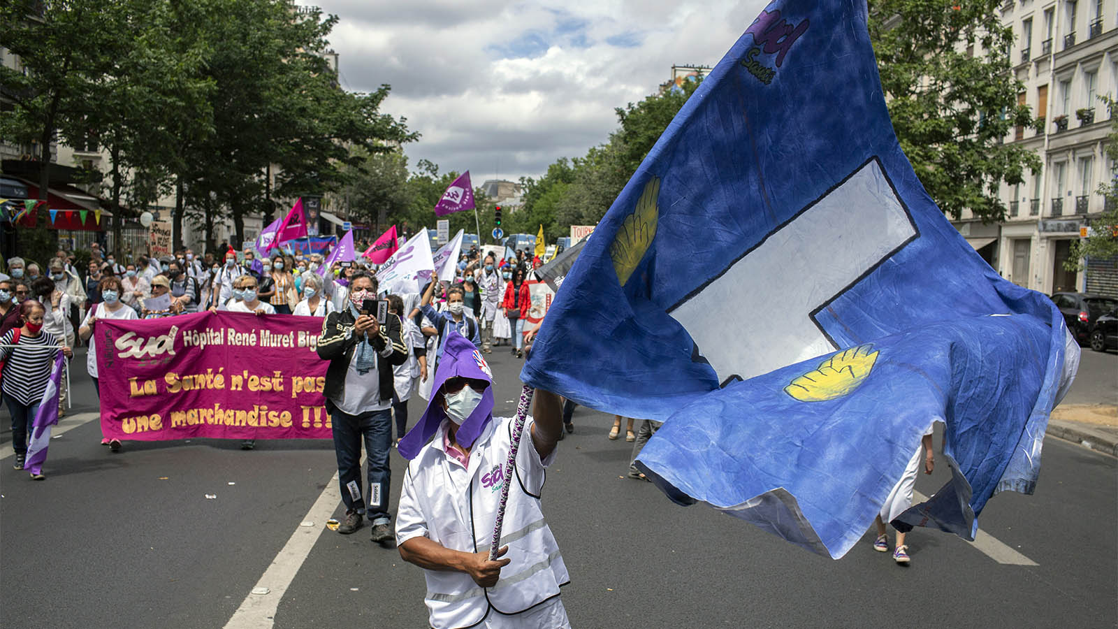 עובדי מערכת הבריאות בצרפת מפגינים ביום הבסטיליה הדרישה לשיפור תנאי עבדותן. 14 ביולי (AP Photo/Rafael Yaghobzadeh)