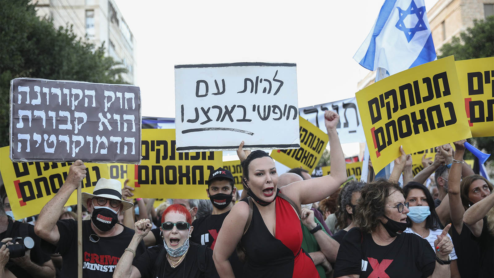 מפגינים מחוץ לביתו של נתניהו בירושלים. 14 ביולי (צילום: יונתן זינדל/פלאש90)