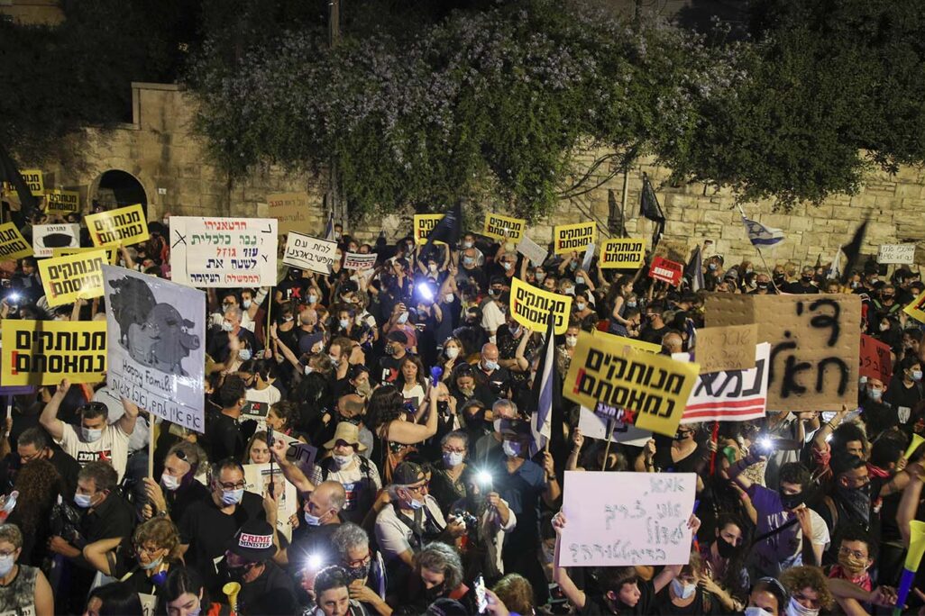 מפגינים מחוץ לביתו של נתניהו בירושלים. 14 ביולי (צילום: יונתן זינדל/פלאש90)