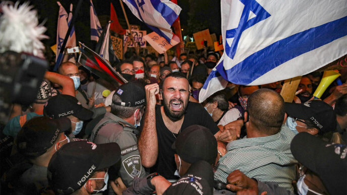 עימותים בין שוטרים למפגינים במהלך הפגנה מחוץ לביתו של נתניהו בירושלים. 14 ביולי (צילום: יונתן זינדל/פלאש90)