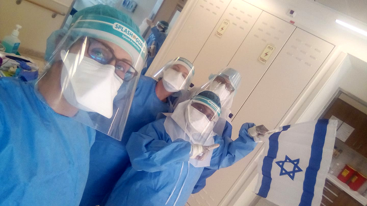 סיון שלמה (משמאל) וצוות האחיות במחלקת הקורונה, בית חולים מאיר (צילום: אלבום פרטי)