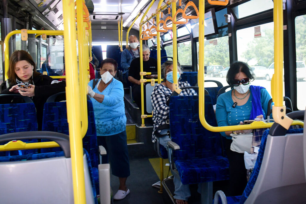 נוסעים באוטובוס בתקופת הקורונה. (צילום אילוסטרציה: פלאש90)