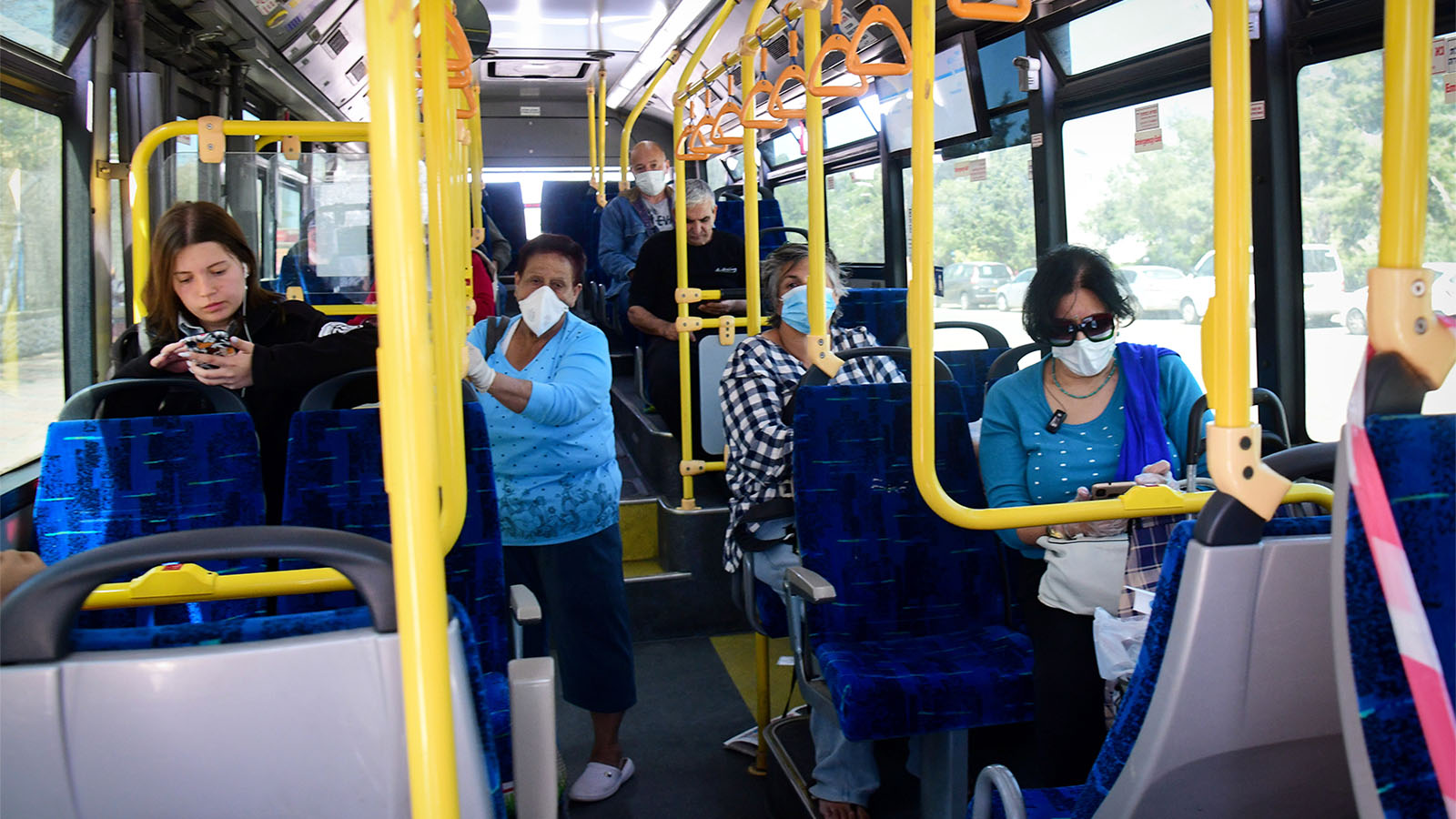 נוסעים באוטובוס בתקופת הקורונה. (צילום: פלאש90)