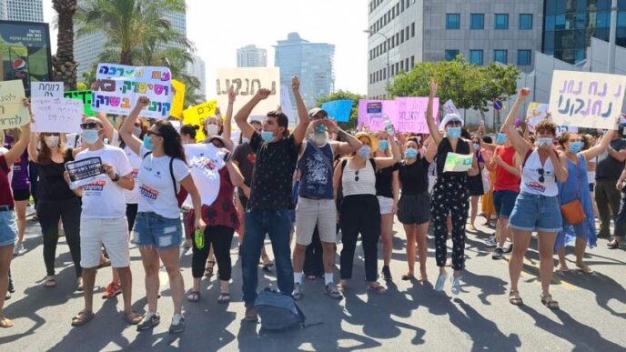 אלפי עובדות סוציאליות מפגינות כעת וחוסמות את קריות הממשלה בתל אביב (צילום: איגוד העו&quot;ס)