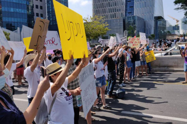 אלפי עובדות סוציאליות מפגינות כעת וחוסמות את קריות הממשלה בתל אביב (צילום: איגוד העו"ס)