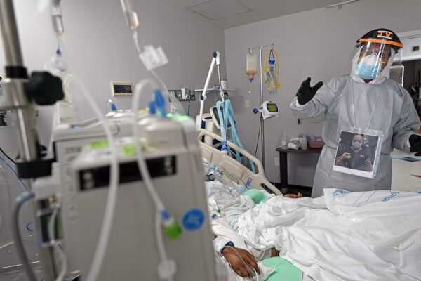 רופא מדבר עם חולה במחלקת קורונה בבית חולים בעיר יוסטון, טקסס. 6 ביולי 2020. (AP Photo/David J. Phillip)