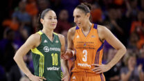 שחקניות ה-WNBA סו בירד במדי סיאטל סטורם (משמאל) ודיאנה טוראסי מפניקס מרקורי  (AP Photo/Matt York, File)