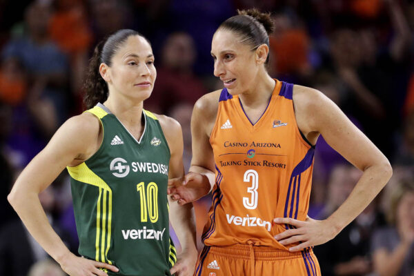 שחקניות ה-WNBA סו בירד במדי סיאטל סטורם (משמאל) ודיאנה טוראסי מפניקס מרקורי  (AP Photo/Matt York, File)