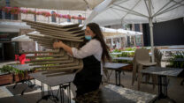 מלצרית במסעדה בירושלים (צילום: יונתן זינדלFlash90)