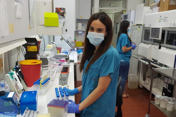 מעבדה לבדיקת קורונה בבית החולים רמב"ם בחיפה (צילום: שי ניר)