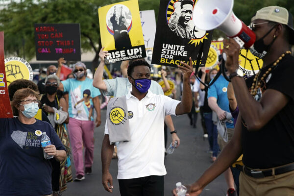 הפגנת עובדים בלאס וגאס במחאה על גזענות ואי-שוויון. 20 ביולי 2020. (AP Photo/John Locher)