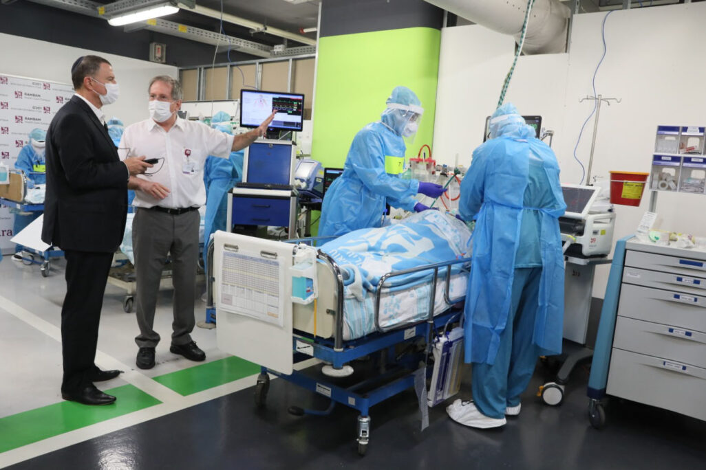שר הבריאות יולי אדלשטיין בביקור בבית החולים רמב"ם בחיפה, 21 ביולי 2020 (צילום: דוברות רמב"ם) שר הבריאות יולי אדלשטיין בביקור בבית החולים רמב"ם בחיפה, 21 ביולי 2020 (צילום: דוברות רמב"ם)