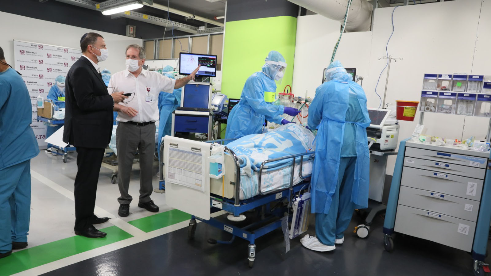 הלברטל (במרכז) עם שר הבריאות יולי אדלשטיין בביקור בבית החולים רמב&quot;ם בחיפה.  &quot;הסכנה הקיומית מגיעה מהידרדרות השירותים לאזרח&quot; (צילום: דוברות רמב&quot;ם)
