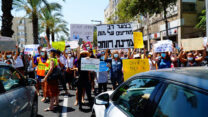 הפגנת העובדות הסוציאליות בכיכר רבין. (צילום: נבט כהנא)