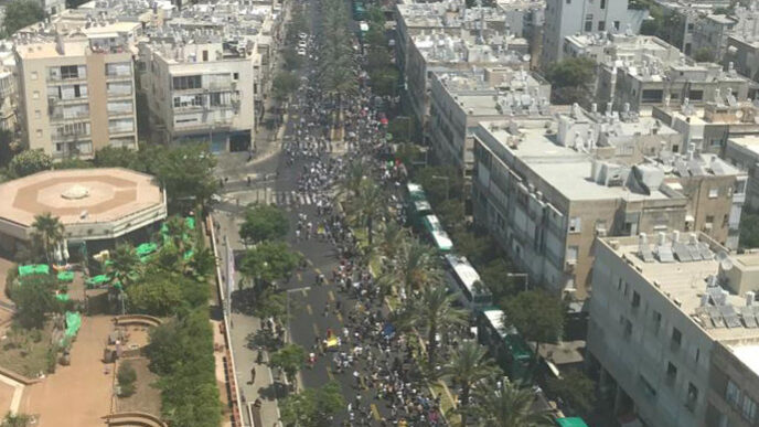 העובדות הסוציאליות חוסמות את רחוב אבן גבירול בתל אביב. (קרדיט: איגוד העובדים הסוציאליים)