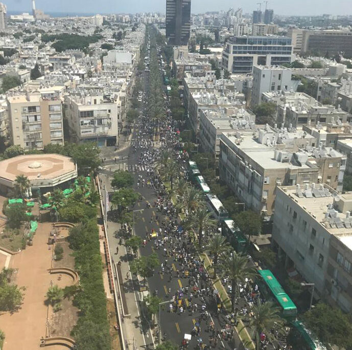 העובדות הסוציאליות חוסמות את רחוב אבן גבירול בתל אביב. (קרדיט: איגוד העובדים הסוציאליים)
