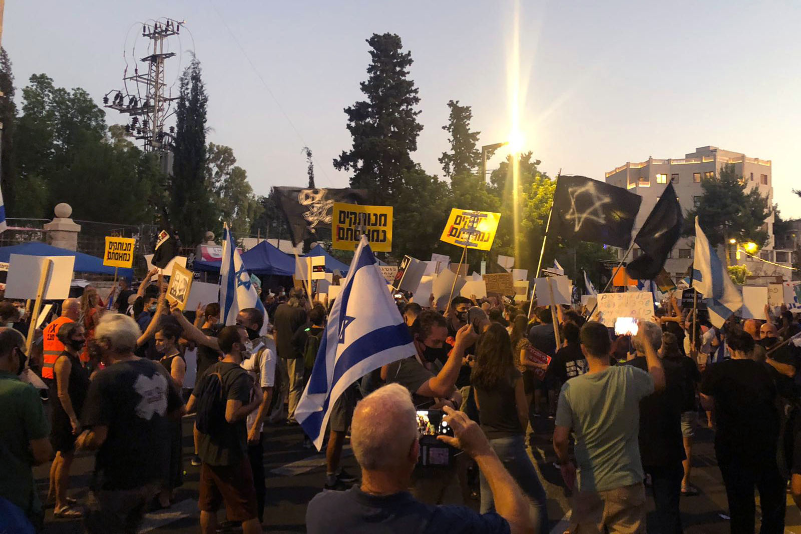 הפגנות מחוץ למסיבת העיתונאים של ראש הממשלה (צילום: הדגלים השחורים)