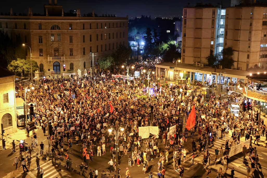 הפגנות מחוץ למעון ראש הממשלה (צילום: אוליביה פיטוסי/פלאש90)