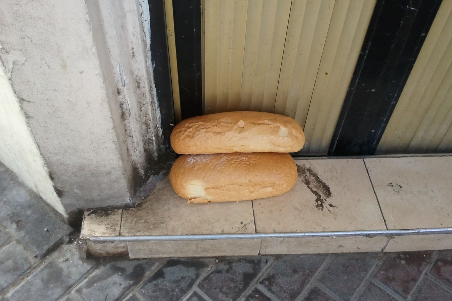 שתי כיכרות לחם ברחוב בתל אביב. מעל 780 אלף איש, דיווחו שצימצמו את כמות האוכל שצרכו במהלך חודש מאי (צילום: דבר)