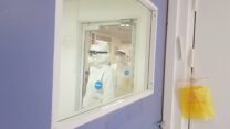 אחיות ממוגנות במחלקת קורונה בבית החולים ברזילי באשקלון (צילום: אורן כחלון)