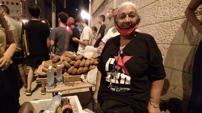 אורה, 70, מירושלים, הגיעה כדי להאכיל את הילדים שלה. (צילום: יהל פרג')