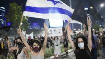 הפגנה מול ביתו של השר לביטחון פנים, אמיר אוחנה. 28 ליולי 2020 (צילום: תומר ניוברג/פלאש90)