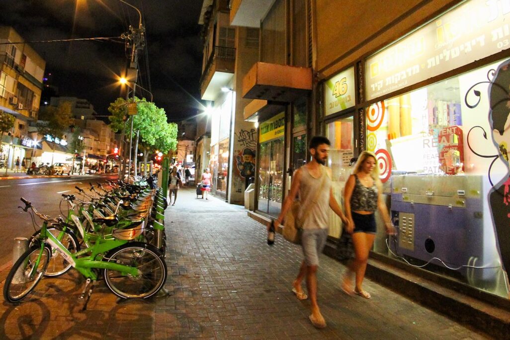 זוג ברחוב בוגרשוב בתל אביב. ארכיון למצולמים אין קשר לכתבה (צילום: מתיו הכטר/פךאש90)