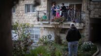 מדברים מהמרפסת בזמן בידוד (צילום: הדס פרוש / פלאש 90)