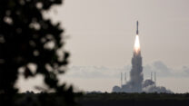 שיגור רכב החלל Perseverance למאדים. 30 ביולי 2020 (קרדיט: NASA/Joel Kowsky)